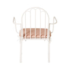 Chaise d'extérieur en fer festonnée blanche avec coussin rose