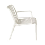 Chaise d'extérieur en plastique blanc traité anti-UV