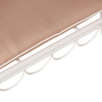 Chaise d'extérieur en fer festonnée blanche avec coussin rose