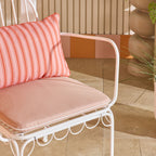 Chaise d'extérieur en fer festonnée blanche avec coussin rose