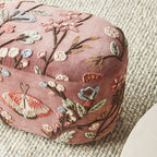 Pouffe floral brodé main en velours rose
