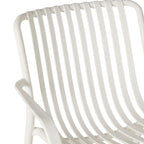 Chaise d'extérieur en plastique blanc traité anti-UV