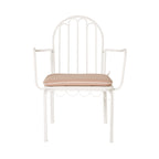 Chaise d'extérieur en fer festonnée blanche avec coussin rose