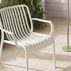 Chaise d'extérieur en plastique blanc traité anti-UV