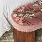 Banc brodé à la main en velours rose