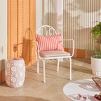 Chaise d'extérieur en fer festonnée blanche avec coussin rose
